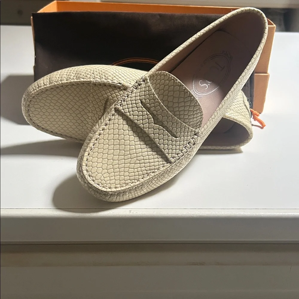 TOD’S Women’s Gommini Drivers - Picture 1 of 4